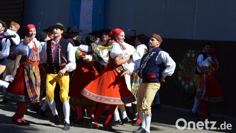 Chodische Gruppen in ihren bunten Trachten zeigen traditionelle Tänze.. Bild: Josef Babor/exb