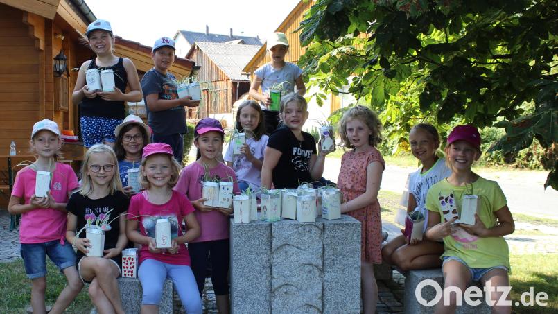 Beim Ferienprogramm der Stadtbücherei Bärnau verwandelten die Kinder alte Eierschachteln oder Milchtüten in nachhaltiges Saatpapier oder Blumentöpfe. Bild: Kerstin Daubitzer/exb