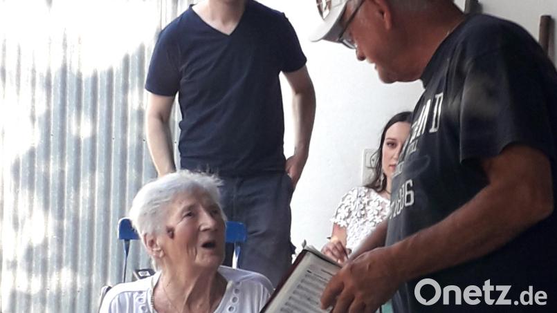 Die ehemalige Dirigentengattin Ilse Sikorski freut sich an ihrem 99. Geburtstag über das Ständchen des Musikvereins Vilseck. Bild: rha