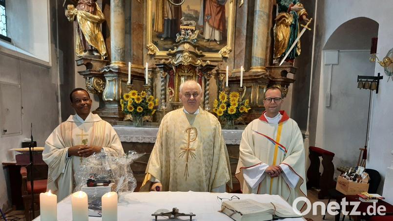 Der Abschiedsgottesdienst von Pfarrer Herbert Grosser (Mitte) in der Pittersberger Nikolauskirche mit Pater John Massawe (links) aus Tansania und dem Pro-Dekan des Dekanats Amberg-Sulzbach Thomas Helm. Bild: Michael Götz
