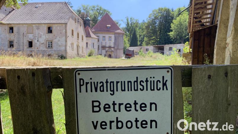 Wer guten Willens ist, bescheinigt dem Areal Lost-Places-Charme. Doch der Verfall rings um Schloss Röthenbach (im Hintergrund) ist an allen Ecken des früheren Landsassenguts zu spüren. Eine Wende scheint nicht in Sicht. Bild: Gabi Schönberger