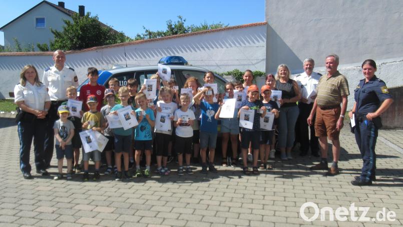 Begleitet wurden die Kinder von Polizeioberkommissarin Daniela Ziereis, Polizeiobermeister Markus Singer, Erstem Polizeihauptkommissar Robert Feuerer und Polizeioberkommissarin Beatrix Daiminger (von links). Bild: Wolfgang Pausch/exb