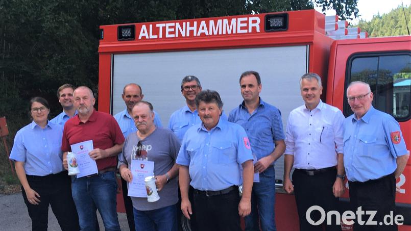 Vorsitzender der Freiwilligen Feuerwehr Altenhammer, Florian Plödt (Zweiter von links), und Kommandant Rüdiger Hettler (Fünfter von rechts) blicken mit den für langjährige Mitgliedschaft geehrten Mitgliedern auf ein bewegtes Vereinsjahr zurück. Bild: cro
