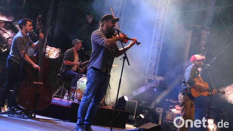 Rissen die Fans mit ihren energiegeladenen Balkan-Beats von den Sitzen: Django 3000 beim Konzert auf der Luisenburg. Bild: Andrea Herdegen/fph