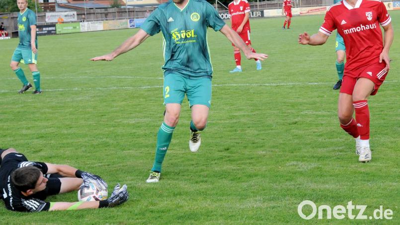 Mitterteichs Torwart Tim Lauterbach (links) und die Hintermannschaft um Martin Bächer (Mitte) hatten gegen den SC 04 Schwabach fast alles im Griff und ließen kaum Tormöglichkeiten zu. Bild: heh