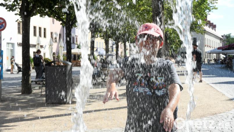 Der Brunnen in der Altstadt von Weiden bietet in der Sommerhitze Abkühlung. Bild: Gabi Schönberger