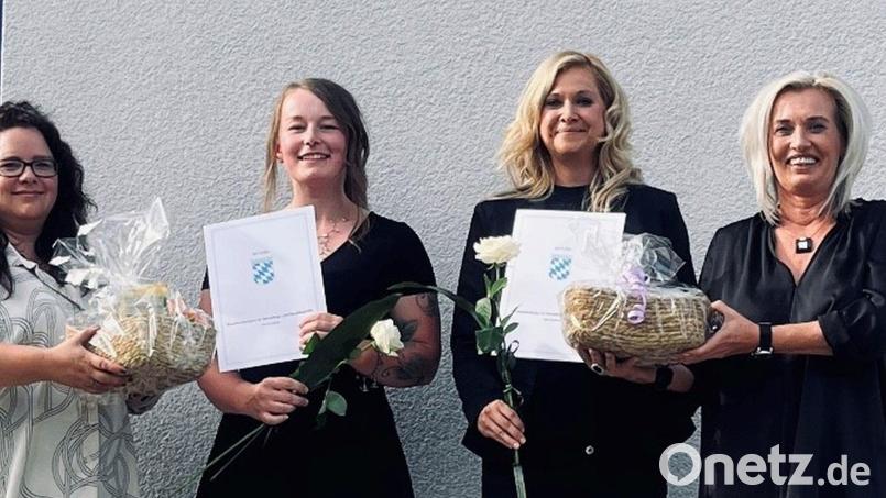 Mit der Traumnote 1,0 schlossen Franziska Heinke (Zweite von links) und Sabrina Dogan (Dritte von links) ihre Ausbildung ab, Katja Schneider (links, Schulleitung Pflege und Altenpflege) und Daniela Flügel (rechts, Schulleitung Pflegefachhilfe) graulierten. Bild: BFZ Marktredwitz/exb