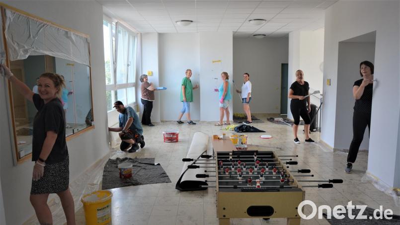 An drei Tagen haben Eltern und Lehrer in einer ehrenamtlichen Gemeinschaftsaktion den Eingangsbereich und die Flure der Grundschule Konnersreuth mit neuer Farbe versehen. Bild: jr