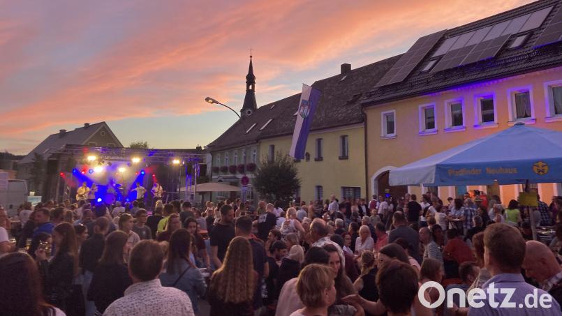 Das Brunnenfest der Pfadfinder Neuhaus ist auch in diesem Jahr gut besucht. Bild: Lucia Windschiegl/exb