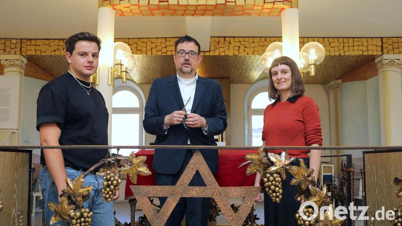 Rabbiner Elias Dray (Mitte), Tim Kurockin, der die Ausbildung für "Meet a Jew" absolviert hat, und Nadine Randak als neue Bildungskoordinatorin der Israelitischen Kultusgemeinde Amberg, wollen auch künftig Interessierten Begegnungen mit dem Judentum ermöglichen. Geplant sind unter anderem regelmäßige öffentliche Führungen in der Synagoge. Bild: Wolfgang Steinbacher