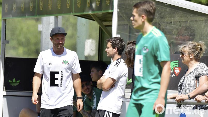 Nach einer Spielerrevolte wurden Trainer Jürgen Schmid (links) und Co-Trainer Johannes Geitner (rechts daneben) vom ASV Neumarkt entlassen. Jetzt kehren die beiden als Trainerduo der DJK Ammerthal zurück. Archivbild: Hubert Ziegler