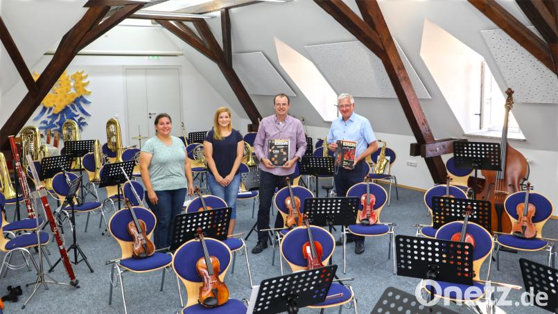 Manuela Bergmann (von links), Jessica Müller und Initiator Markus Werner mit Bürgermeister Johannes Reger freuen sich auf viele Musikbegeisterte. Bild: njn