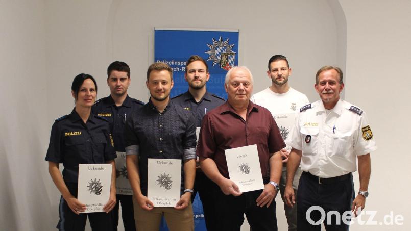 Polizeihauptkommissar Dieter Bücherl (Dritter von rechts) zusammen mit dem Inspektionsleiter Michael Kernebeck (rechts) und jungen Kolleginnen und Kollegen, die zum 1. September dieses Jahres befördert werden. Bild: Polizei Sulzbach-Rosenberg/exb