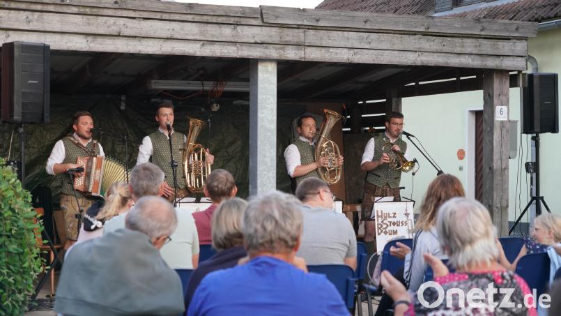 Von links: Die "Hulzstousboum" Jonas „Joni“ Kraus, Konstantin „Konsti“ Stahl , Andreas „Rais“ Holfelner und Julian „Jules“ Bauer spielen aus der Garage von Oberbernrieth Nummer 6 Bild: fvo