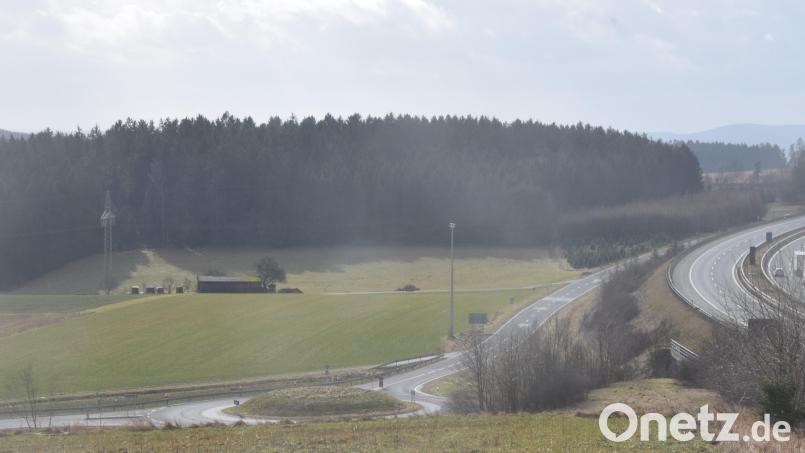 Südlich der Autobahn befindet sich der Kreisverkehr Döllnitz/Preppach. Das Areal dahinter gehört der Feldlerche. Erst dann kommen Module. Bild: fz