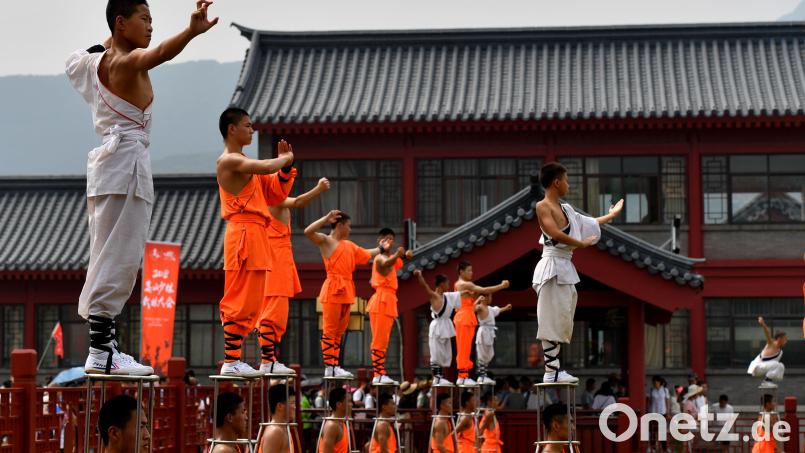 Kampfsportler nehmen vor dem Shaolin-Tempel auf dem Song Shan Berg in China an einer Aufführung teil. Die deutsche Wirtschaft entdeckt plötzlich, dass es viele Abhängigkeiten von China gibt. Archivbild: Li Jianan/XinHua/dpa