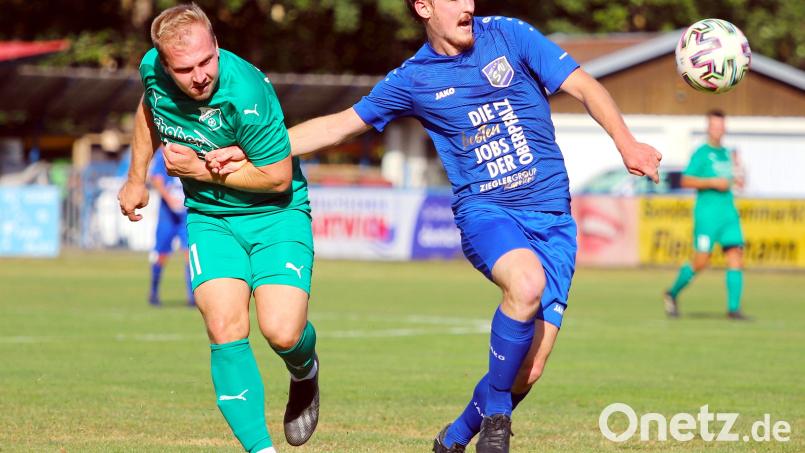 Der Etzenrichter Torjäger Martin Pasieka (rechts) lässt sich auch durch unfair zupackende Gegenspieler nicht aufhalten. Der Stürmer hat bereits vier Tore auf seinem Konto, was dem Freitag-Gegner FC Weiden-Ost sicherlich nicht entgangen ist. Bild: war