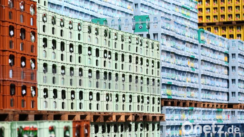 Immer wieder mal gibt es im Sommer Aufrufe von Getränkehändlern, dass Kunden ihr Leergut zurückbringen sollen. Die Hitzewelle macht sich im Landkreis Schwandorf zwar bemerkbar, einen dramatischen Leergutmangel gibt es allerdings noch nicht. Symbolbild: Ina Fassbender/dpa