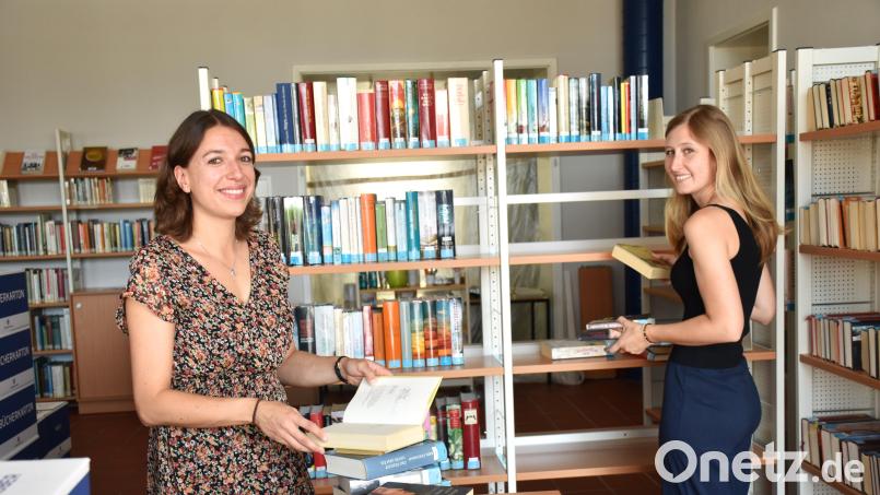 Büchereileiterin Christine Henrich (von links )und Mitarbeiterin Tatjana Till sortieren beim Einräumen der Bücher alte, angestaubte Literatur, die nicht mehr gelesen wird, rigoros aus. Bild: ubb