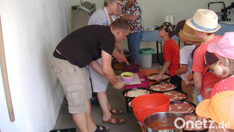 Salami, Schinken oder nur Käse? Beim Kinderferienprogramm der Freien Wähler Neustadt wählen die kleinen Pizzabäcker ihren Belag ganz nach Geschmack. Bild: Karl Meier/exb