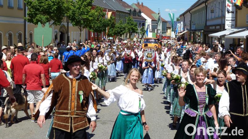 Ein großes Heimatfest mit vielen fröhlichen und begeisterten Menschen, wie beim letzten Heimatfest 2013, möchte die Grenzlandkommune bald wieder feiern. Der Marktrat fasste nun einen Grundsatzbeschluss für die Jahre 2023 und 2024. Archivbild: fjo