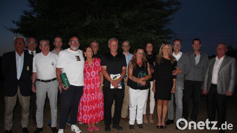 Die besten Golferinnen und Golfer beim Turnier &quot;Preis des Präsidiums&quot; mit Präsident Herbert Bäuml (rechts) und Arno Malte Uhlig (links), dem Präsidenten des Bayerischen Golfverbandes. Zweiter von rechts BLSV-Kreisvorsitzender Andreas Malzer. Bild: kro
