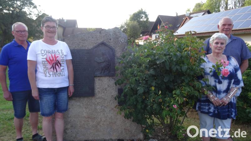 Femmy Nachtegaal-Knorr von Rosenroth und ihr Mann Jan (rechts) zusammen mit Sabine und Hans Falk vor dem Gedenkstein des Universalgelehrten in Großalbershof. Bild: hka