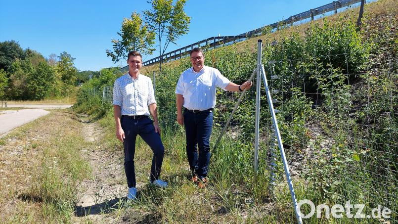 Bei einer Ortsbegehung bedankte sich Bürgermeister Thomas Falter (rechts) bei Björn Letz (links) vom Staatlichen Bauamt Amberg-Sulzbach. Bild: Michael Weiß/exb