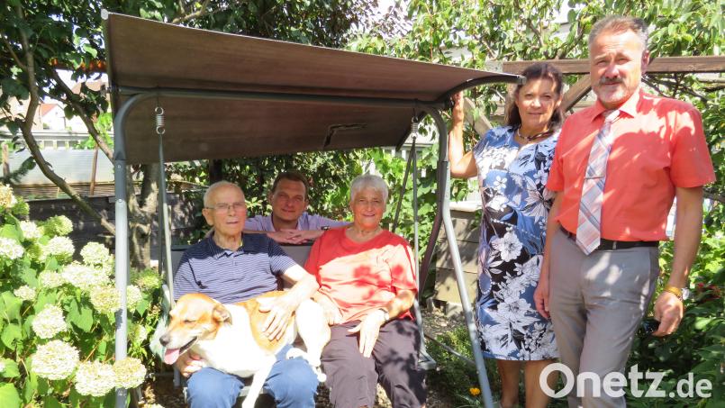 Ewald Kische feiert mit seinem Hund Gustl, Familie und Freunden seinen 85. Geburtstag: (von links) Ewald Kische, Bürgermeister Ernst Schicketanz, Ehefrau Irmgard, Tochter Regina und Schwiegersohn Peter Kestel. Bild: adj