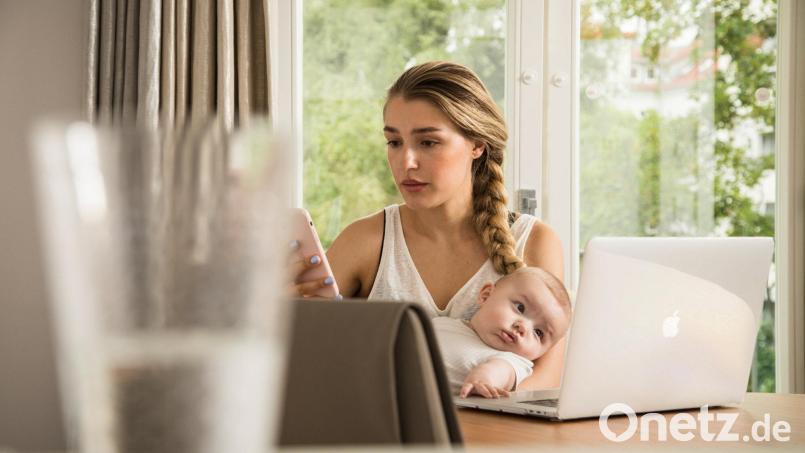 Wer ein eigenes Business leitet, hat viel Aufwand mit der Organisation und Finanzierung der Elternzeit. Symbolbild:  Christin Klose/dpa