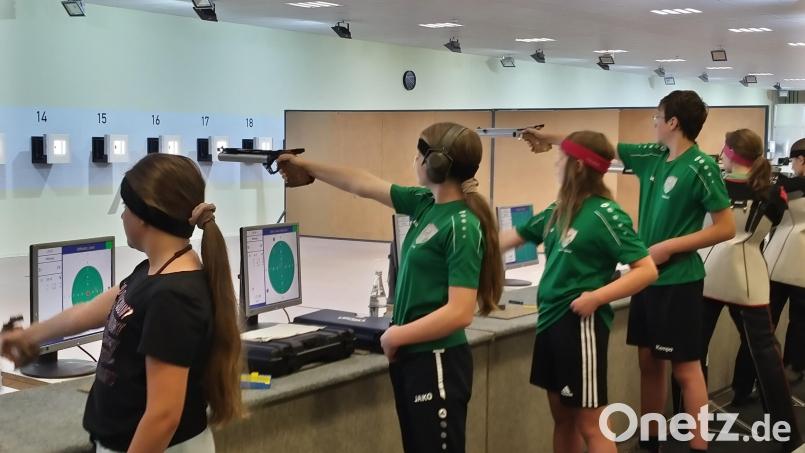 Das Finale des OSB-Ranglistenturniers war für Anna-Katharina Diertl (grünes Shirt, links) und Lena Hofmann (rechts daneben) das letzte größere Schießen vor den deutschen Meisterschaften in München-Hochbrück. Dort treten sie am 2. September bei den Schülerinnen mit der Luftpistole an. Bild: Schützenverein D´Speckbachpelzer