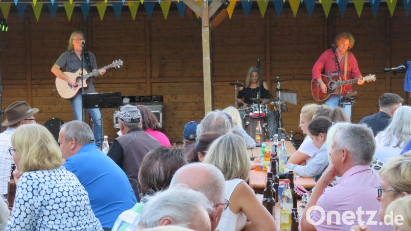 Günther Hagn, Uschi und Stefan Sommer unterhielten mit Akustik Rock bei der Serenade im Klostergarten ST. Felix Bild: adj