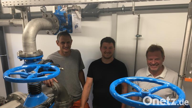 Die Wasserwarte Peter Meßmann und Thomas Bischof mit Bürgermeister Alwin Märkl (von links) im neu gebauten Pumpwerk bei Lintach. Bild: gri