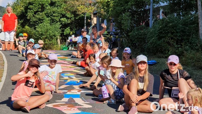 Eine bunte Kindermenschenkette entstand beim Ferienprogramm „Straßenkunst“. Bild: jzk