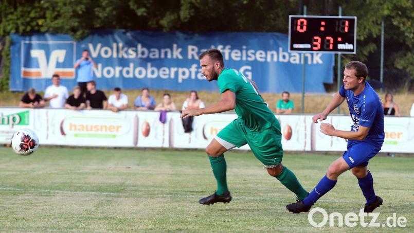 Dominik Forster (links) vom FC Weiden-Ost entwischt in dieser Szene dem Etzenrichter Spielertrainer Andreas Wendl. Eine seltene Szene: Der SV Etzenricht fertigte den Aufsteiger FC Ost auf dessen Gelände mit 6:0 ab. Bild: war