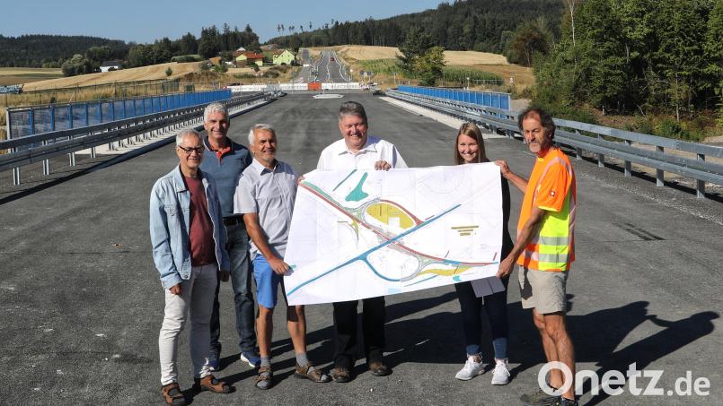 Zweiter Bürgermeister Bernhard Schmidt (Vierter von links) mit Stadtrat Reinhold Kastner (Zweiter von links) sowie Baudirektor Gerhard Kederer mit seinen Mitarbeitern vom Staatlichen Bauamt Amberg-Sulzbach. Bild: njn
