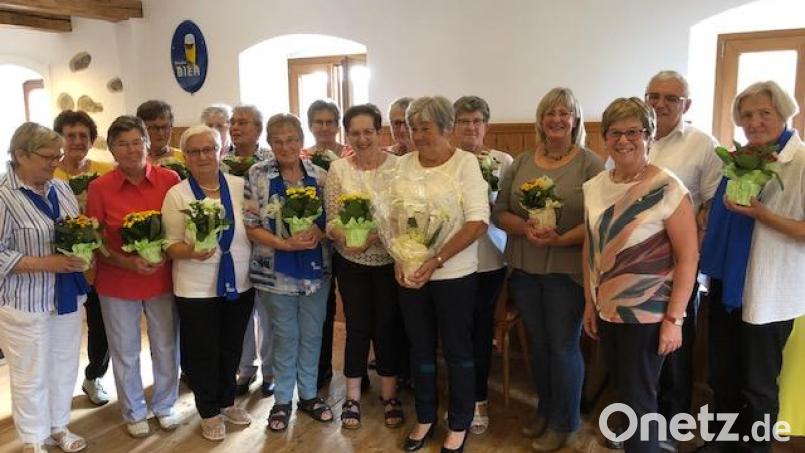 Die geehrten Frauenbundgründungsmitglieder mit der Bezirksleiterin Margit Konze (dritte von rechts) und Pfarrer Eugen Wismeth (zweiter von rechts). Bild: Rosmarie Schauer/exb