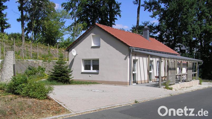 Sehr einladend präsentieren sich zum 25. Jubiläum der Dorfgemeinschaft Wernersreuth nach mehrmaligen Umbauten das „Haisl“ sowie das Umfeld mit Kriegerdenkmal. Bild: öt