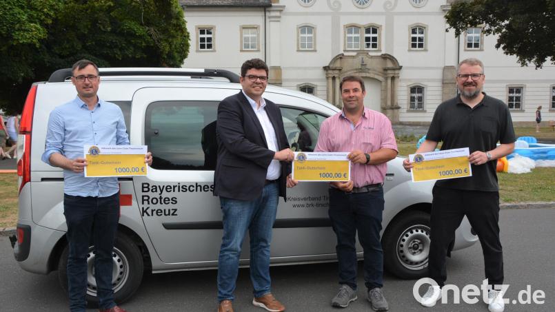 3000 Euro als Tankgeld für den neuen Wagen überreichten (von rechts) Past-Präsident Volker Höcht und Spendenbeauftragter Andreas Kempf vom Lions-Club Tirschenreuth an BRK-Geschäftsführer Holger Schedl und Integrationslotsen David Runschke. Bild: jr