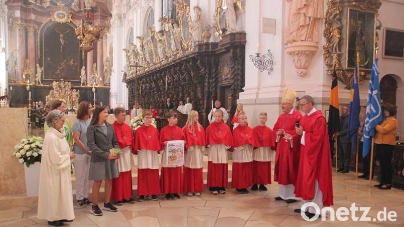 Die Initiatoren und Mitwirkenden des Musicals &quot;Esther, die Königin der Perser&quot; überreichten den Erlös an Pfarrer Dr. Thomas Vogl (rechts, neben Bischof Dr. Rudolf Voderholzer). Bild: Monika Demmer/exb