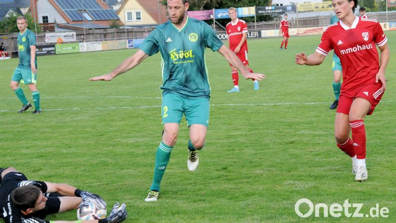 Am Mittwoch besiegte der SV Mitterteich den SC 04 Schwabach mit 2:1. In dieser Szene packt Torwart Tim Lauterbach sicher zu, Martin Bächer braucht nicht mehr einzugreifen, rechts der Schwabacher René Zeltner. Das nächste Spiel bestreiten die Stiftländer am Samstag beim TSV Buch. Bild: hho