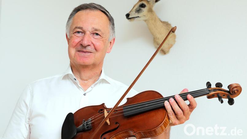 Dr. Harald Knerer-Brütting, Sozialreferent der Stadt Amberg, mit seiner neuen Geige. Die hat er von seiner Frau samt Unterricht geschenkt bekommen. Das Tier im Hintergrund hat er übrigens nicht selbst geschossen, sondern irgendwann mal geschenkt bekommen. Bild: Wolfgang Steinbacher