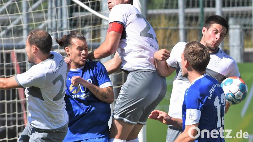 David Bezdicka (Zweiter von links) mitten im Getümmel: Beim 4:0-Sieg der SpVgg SV Weiden gegen den 1. FC Geesdorf lochte der Neuzugang aus Tschechien gleich dreimal ein. Bild: Büttner, Gerhard