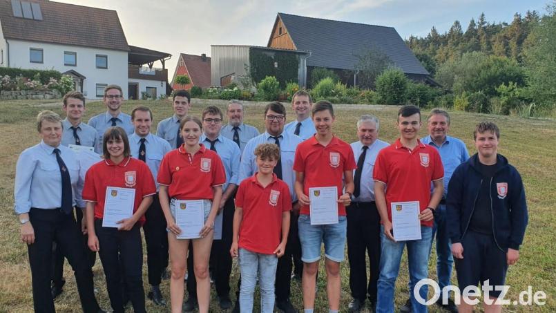 Die Lehrgangs- und Wissenstest-Teilnehmer der Feuerwehr Achtel mit Bürgermeister Hermann Mertel und Kommandant Armin Linhard. Bild: lei