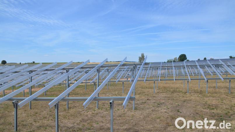 Der Bau des Bürgersolarparkes bei Teufelhammer schreitet zügig voran und ist sogar im Vorsprung auf den Bauzeitenplan. Als nächstes kommt die Einspeisetrasse, Bild: ak