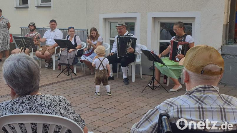 Dieter Kohl (2. von rechts) und seine „Höidlbrumma“ boten den rund 70 Zuschauern beim Bayerischen Abend im BRK Seniorenheim St. Barbara ein Musikprogramm ganz nach deren Geschmack. Für Heiterkeit sorgte der kleine Jakob mit seinen Anweisungen an die Musikanten. Stehend links: Heimleiterin Astrid Geitner. Bild: u