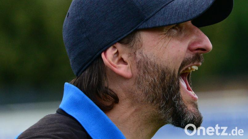 Wolfgang Richthammer, Trainer des 1. FC Schmidgaden, stimmt seine Truppe auf das Kirchweihspiel gegen Tabellenführer TSV Dieterskirchen ein. Bild: ham