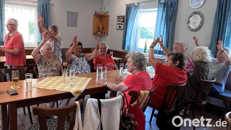 Mit viel Freude sind die Senioren des AWO-Seniorenclubs in Altenstadt/WN bei der sommerlichen Feier dabei. Bild: sm