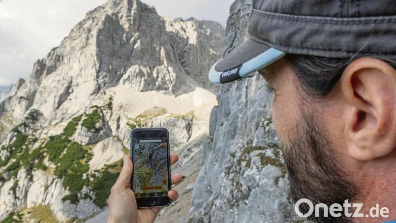 Am besten aufs Smartphone herunterladen: Unterwegs sollte man immer eine Karte zur Hand haben. Bild: Wolfgang Warmuth/alpenvereinaktiv.com/DAV/dpa
