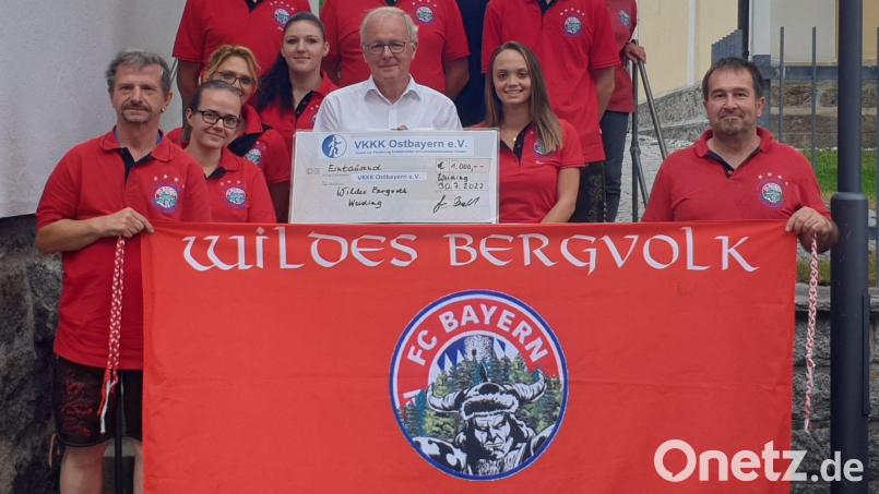 Die neue Vorstandschaft überreicht eine Spende von 1000 Euro an die VKKK Ostbayern Kuno. Bild: FCB-Fanclub Weiding/exb